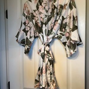 New Victoria’s Secret XS/S Flounce Sleeve Kimono